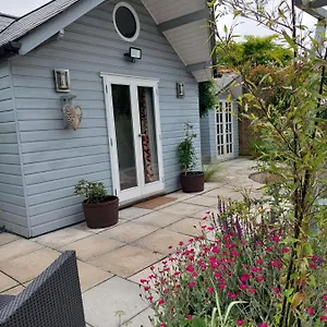 private-garden-lodge-in-christchurch-dorset-for-4-dogs-welcome.bournemouth-hotels.org/